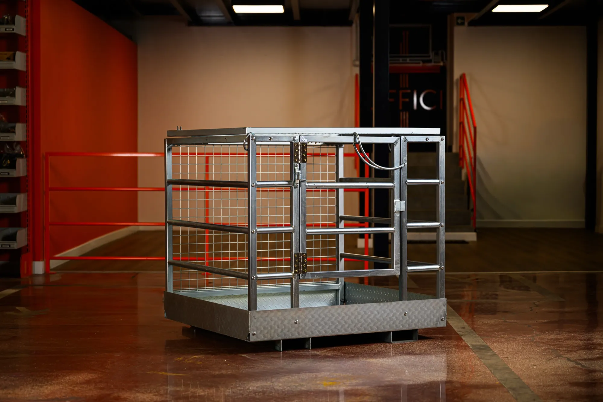 Cestello per carrello elevatore OrangeLift con piano bugnato antiscivolo e ganci per cintura di sicurezza