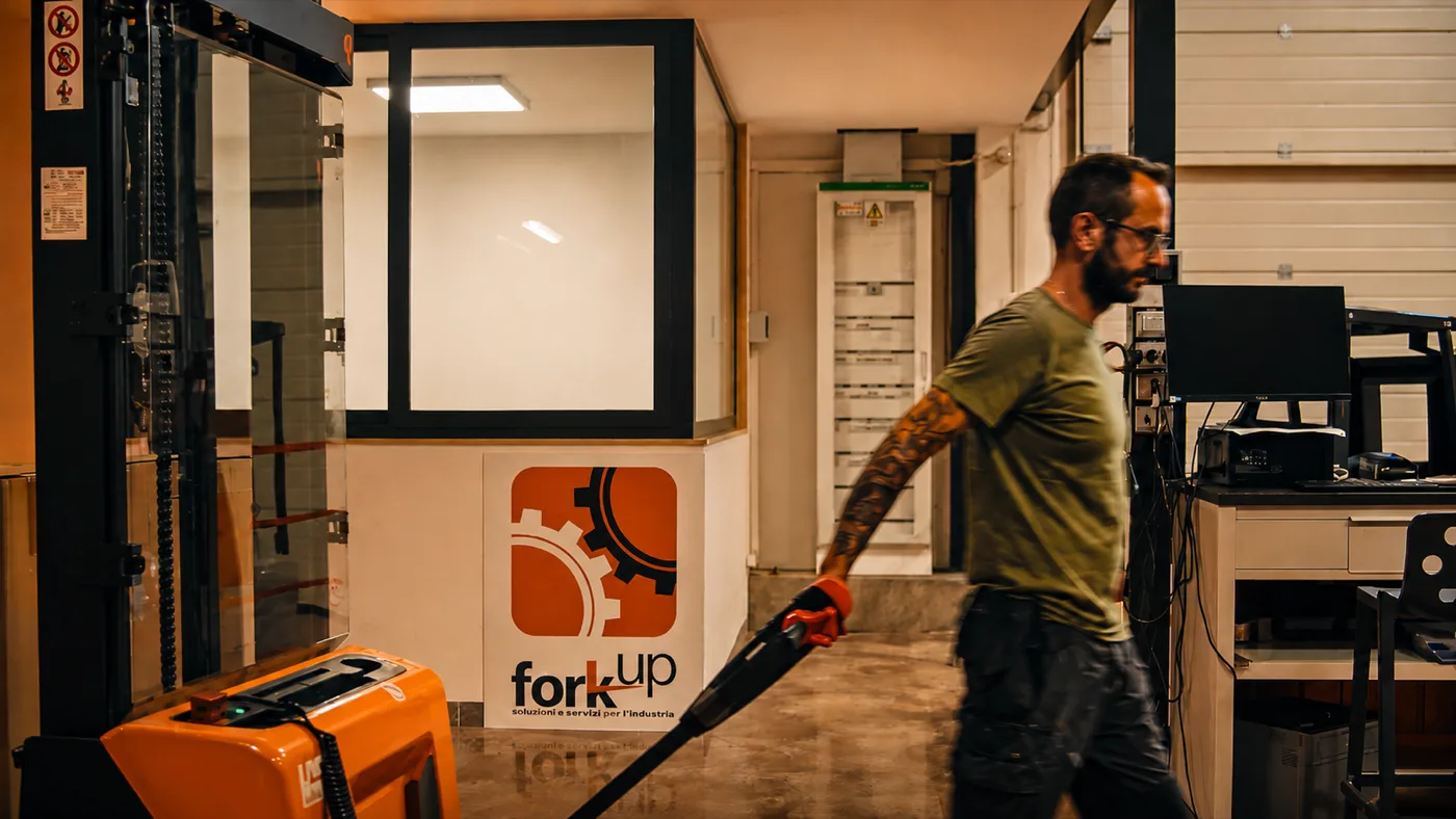 Operatore con transpallet elettrico nel magazzino ForkUp