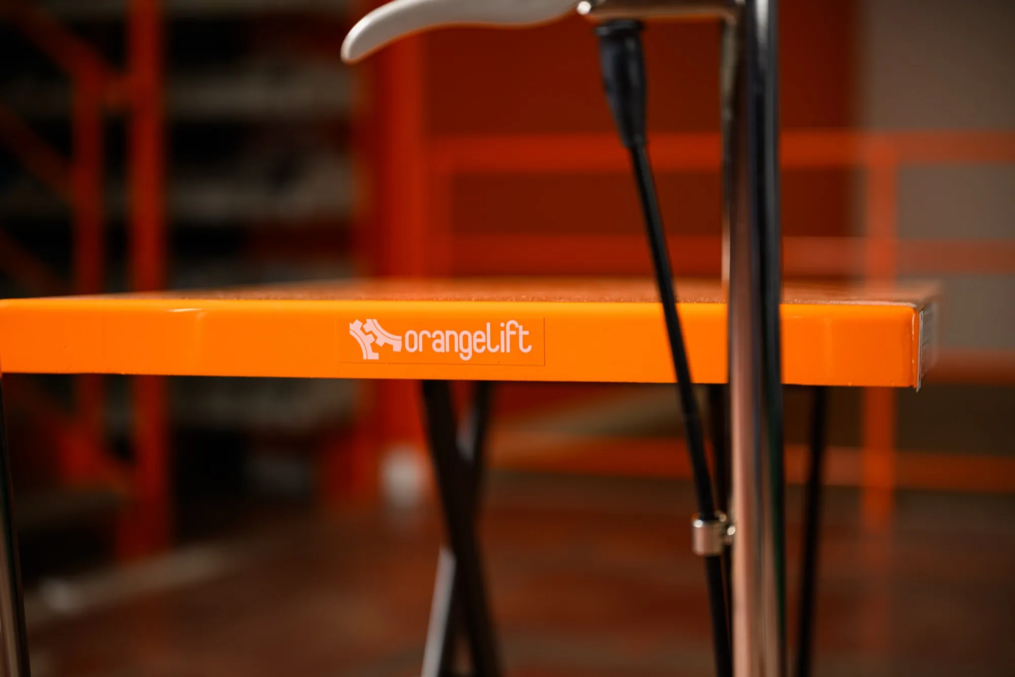 Tavolo elevatore manuale OrangeLift per sollevamento ergonomico dei carichi