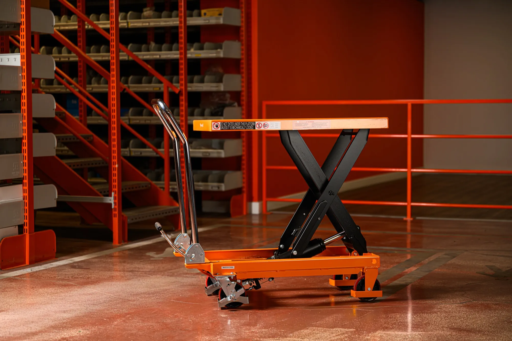 Tavolo elevatore manuale OrangeLift a pantografo per magazzino e assemblaggio