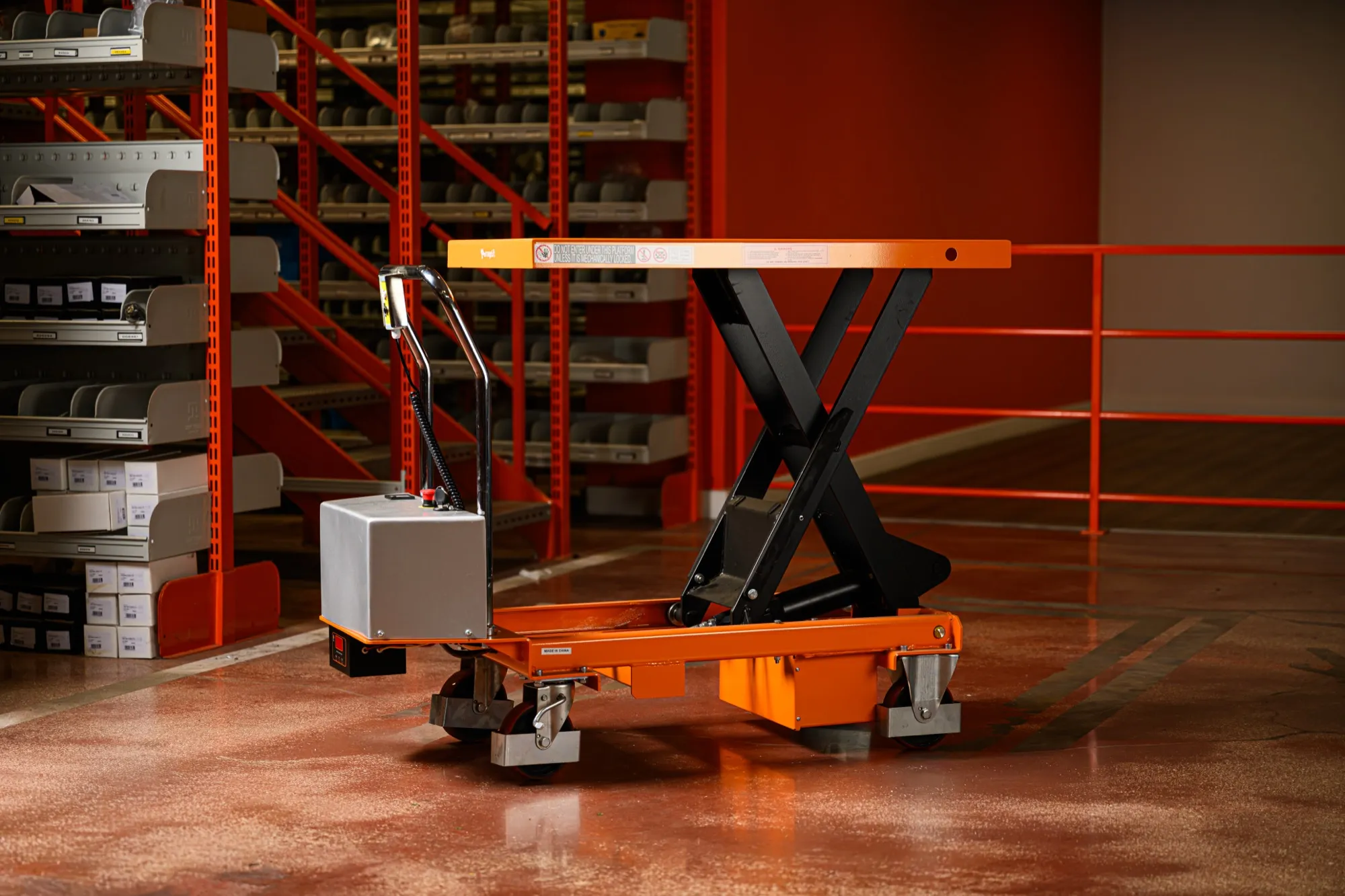 Piattaforma di sollevamento elettrica OrangeLift, comandi e batteria 24V
