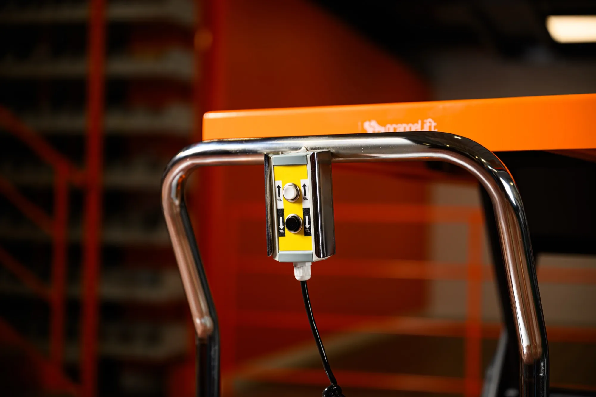 Tavolo elevatore elettrico OrangeLift in uso in magazzino