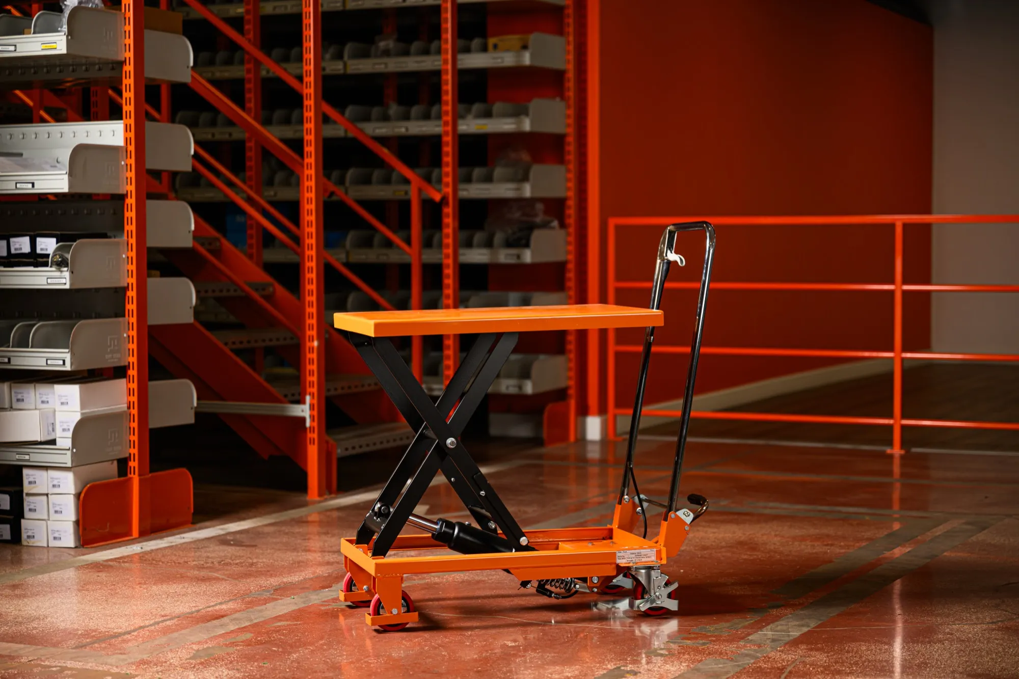Piattaforma di sollevamento manuale OrangeLift a pantografo, portata 150-500 kg