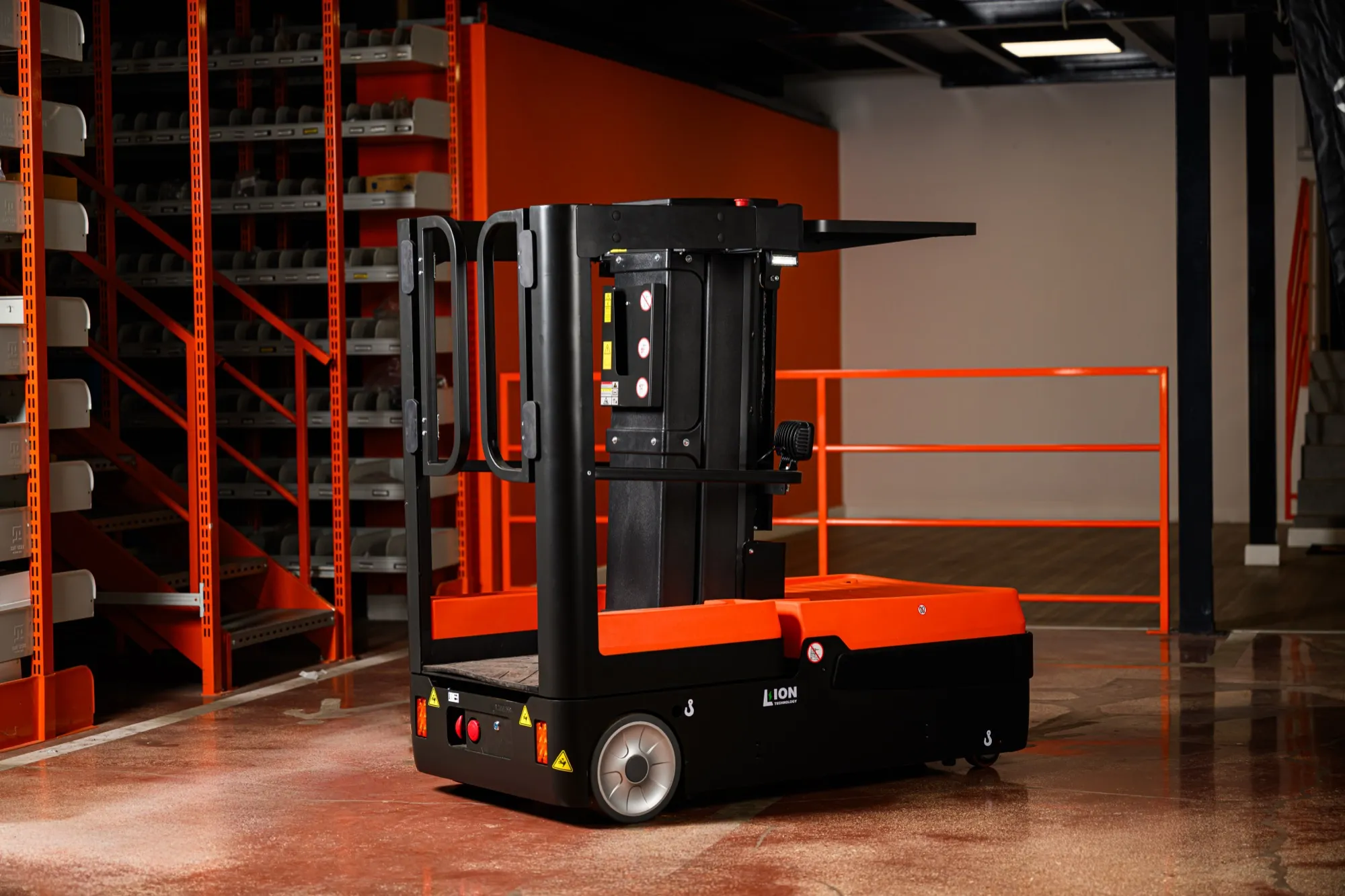 Piattaforma mobile picking OrangeLift, operatore a bordo