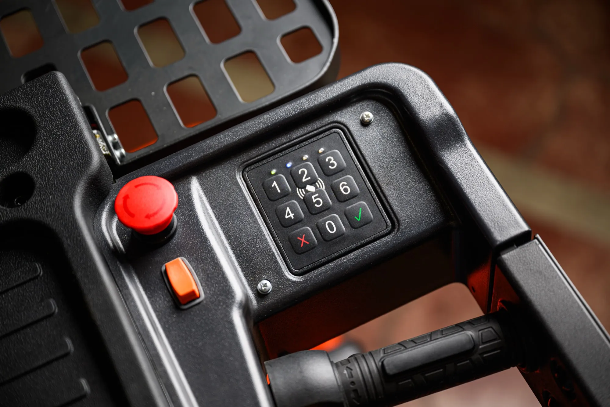 Order picker OrangeLift OPH01E, piano di lavoro e protezioni