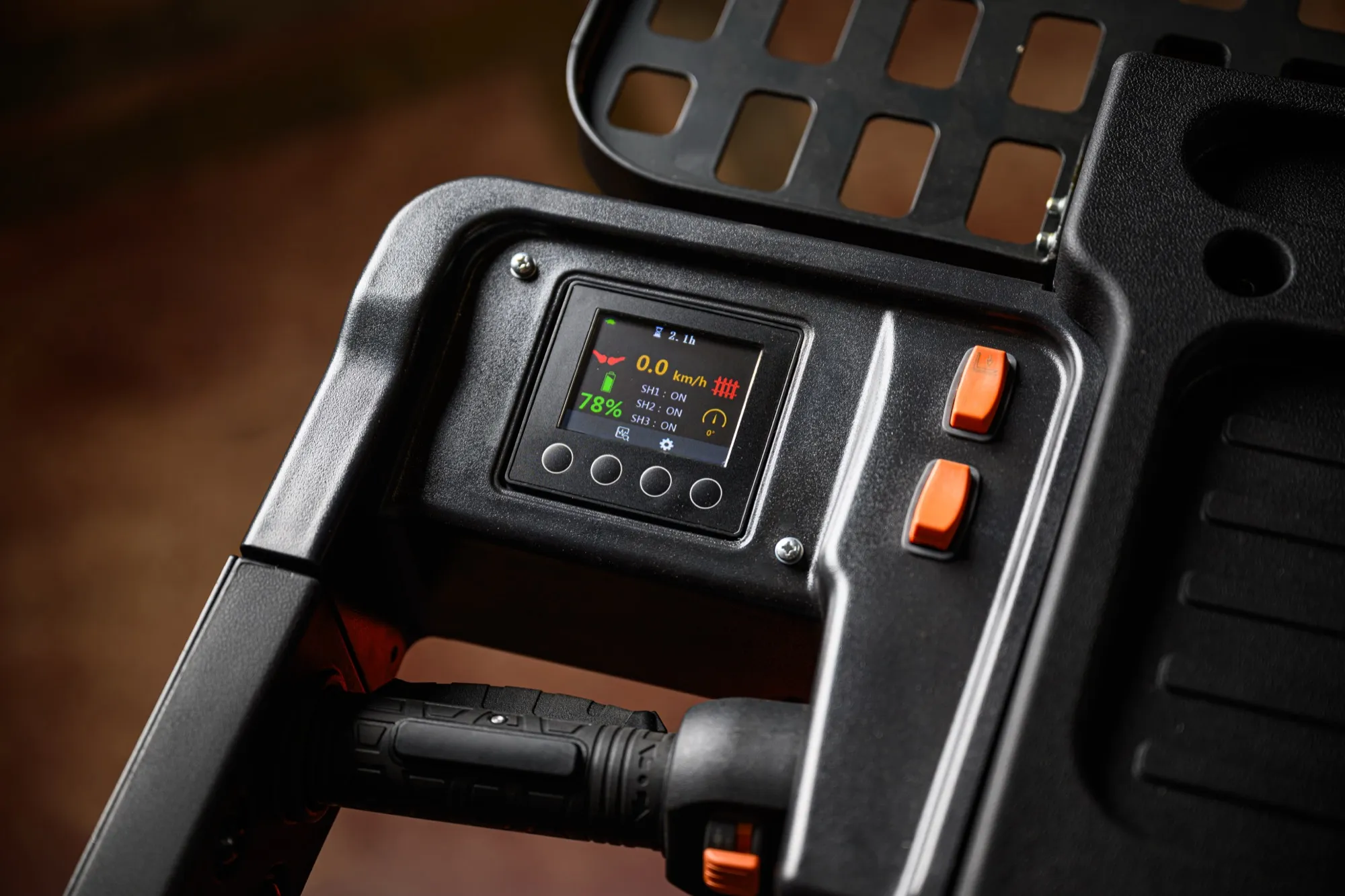 Piattaforma mobile picking OrangeLift in corsia di magazzino