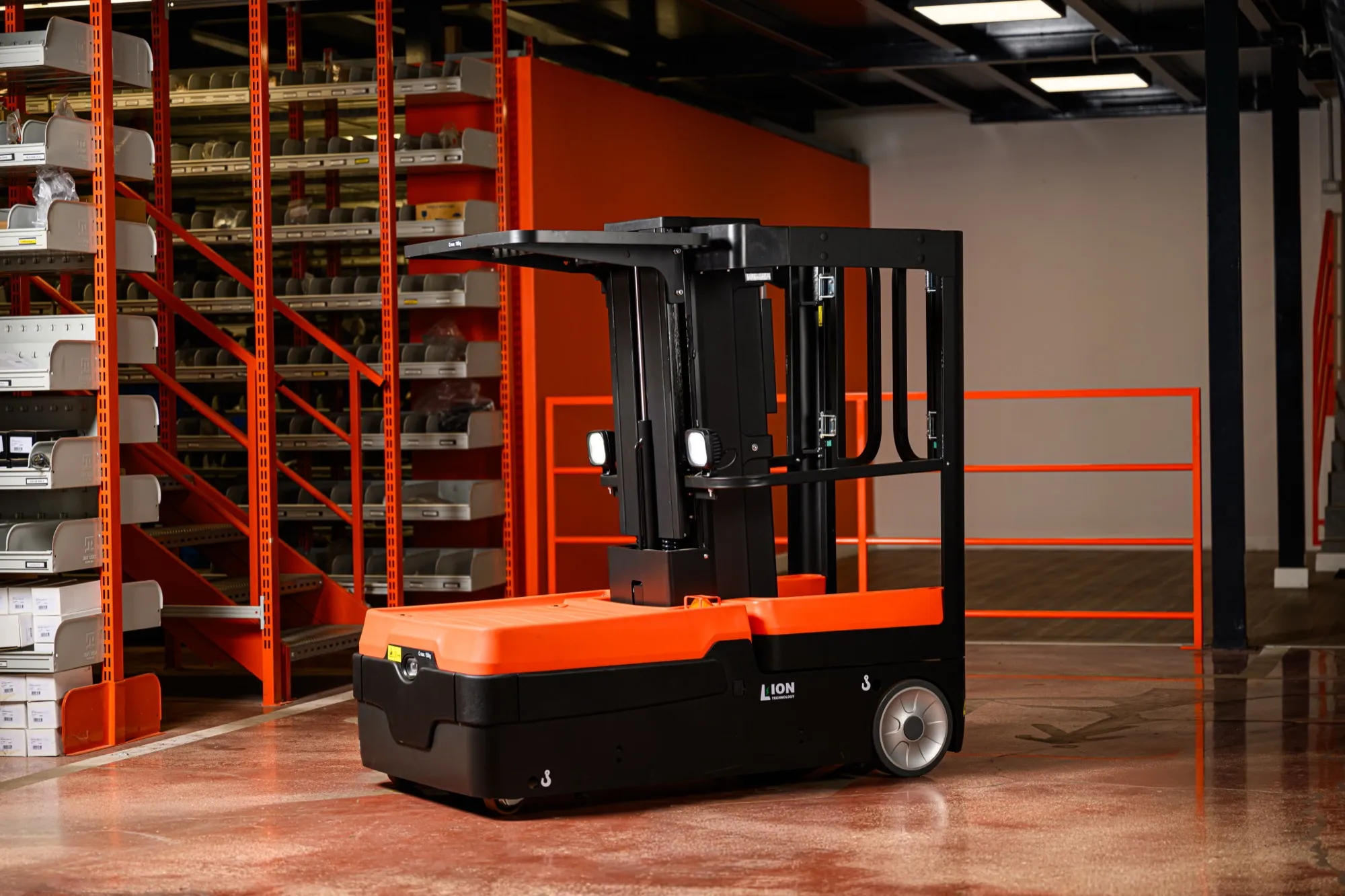 Piattaforma mobile picking OrangeLift OPH01E per prelievo merce fino a 5 m