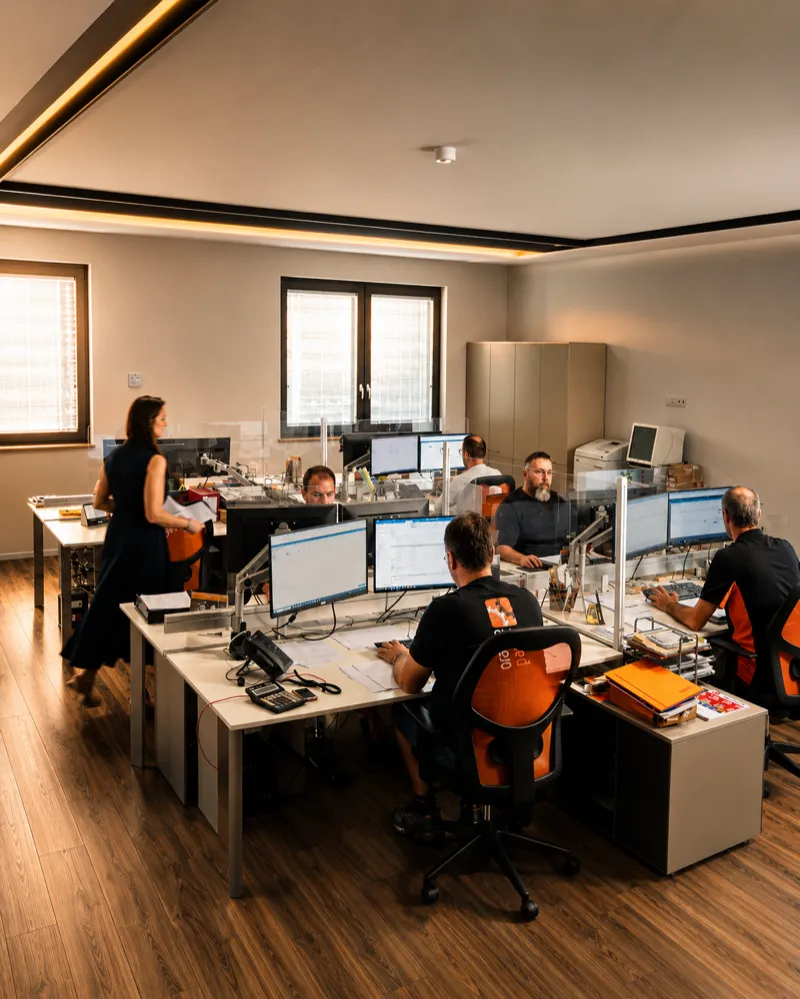 Team tecnico-commerciale ForkUp al lavoro in ufficio