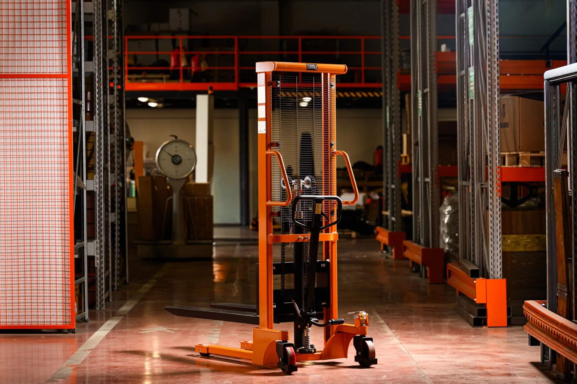 Transpallet elevatore con montante OrangeLift per sollevamento pallet in quota