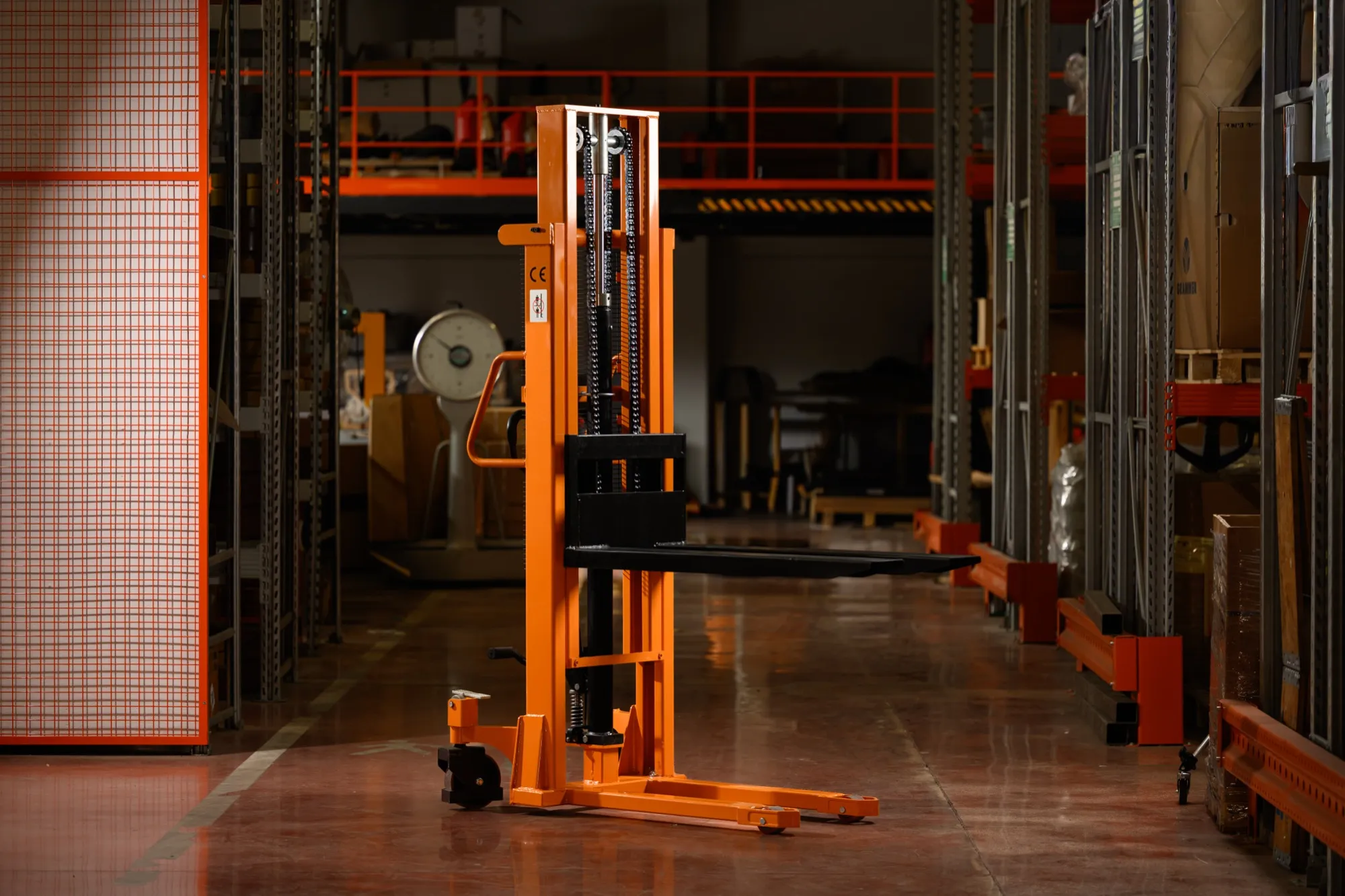 Transpallet con montante OrangeLift, stoccaggio pallet su scaffale