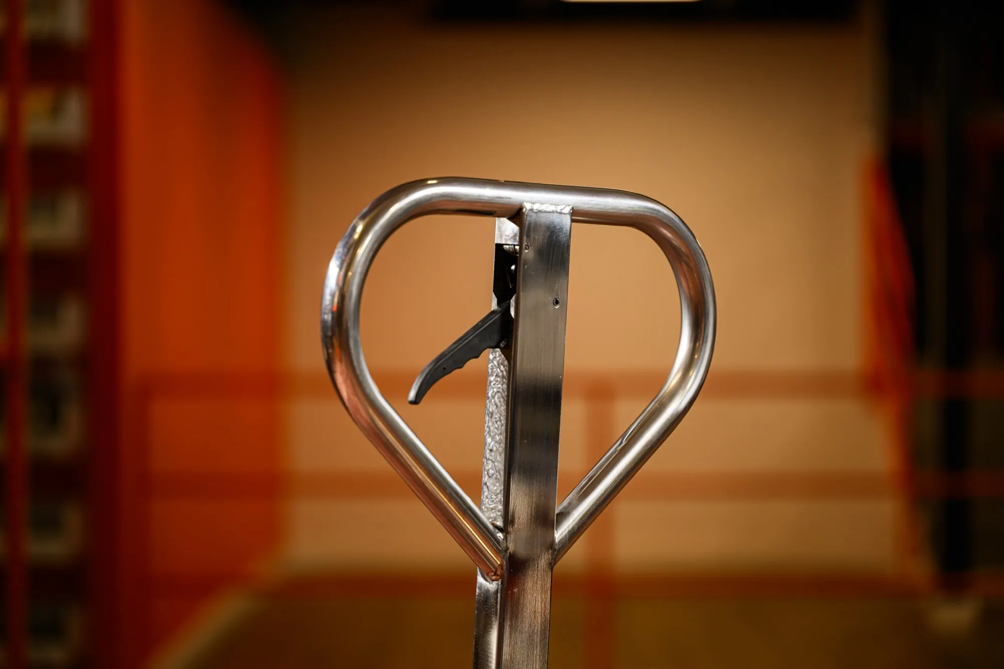 Dettaglio del transpallet in acciaio inox AISI 316 OrangeLift, forche e timone