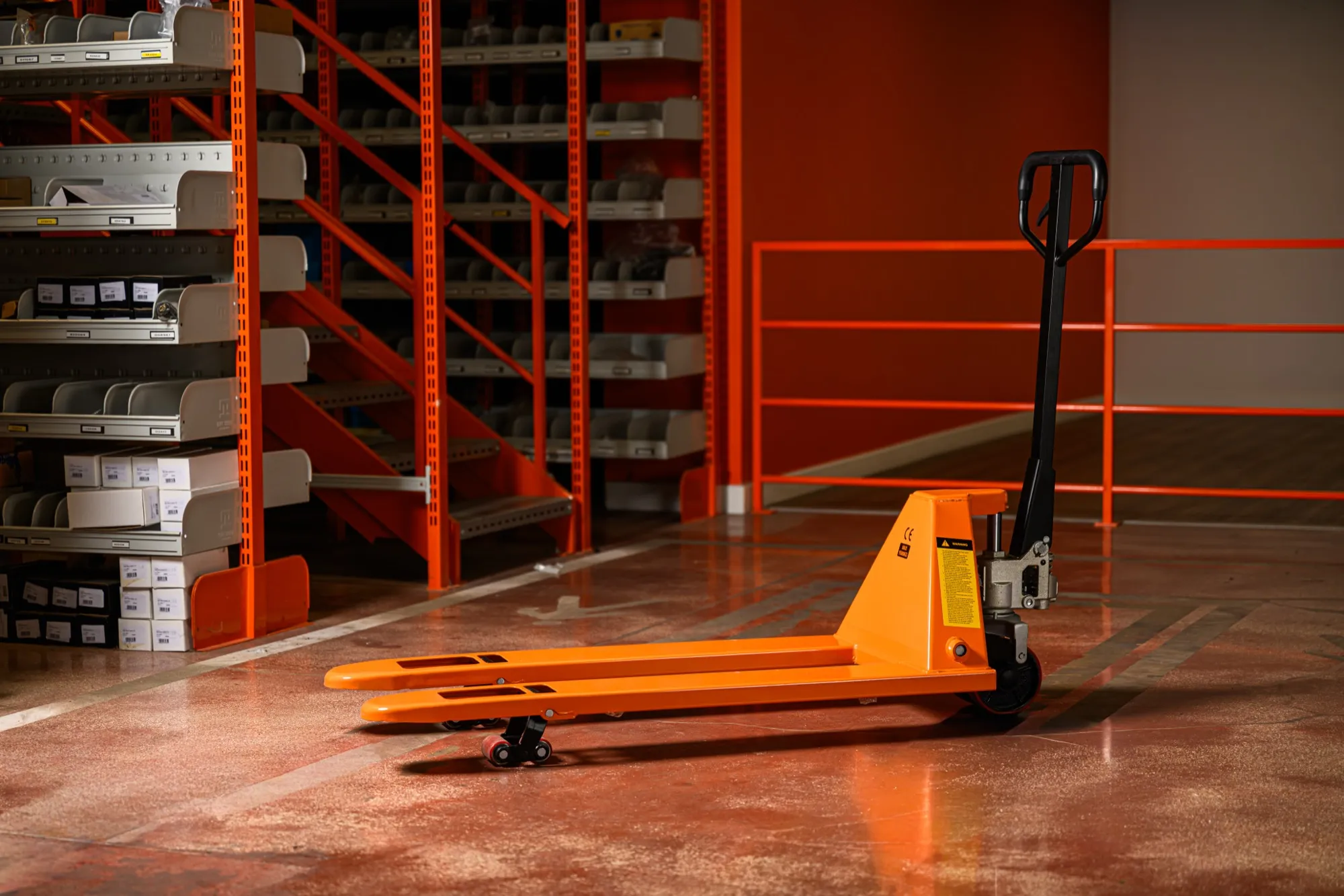 Transpallet ribassato OrangeLift per pallet bassi e non standard